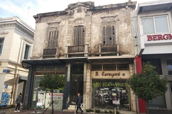 Τα ετοιμόρροπα μπαλκόνια της Πάτρας δεν είναι ατύχημα.
