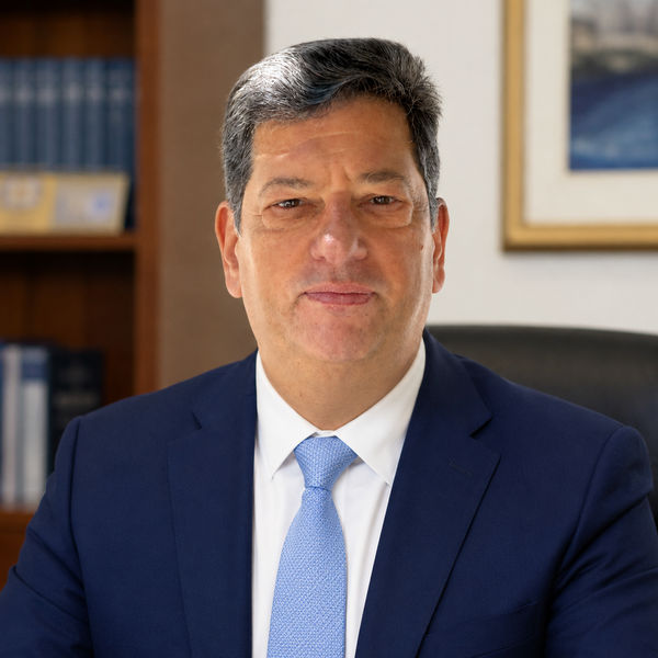 Δημήτρης Παλούμπης, Πολιτικός Επιστήμονας και υποψήφιος βουλευτής Αχαΐας, με μπλε κοστούμι και γαλάζια γραβάτα, σε επαγγελματικό πορτρέτο.